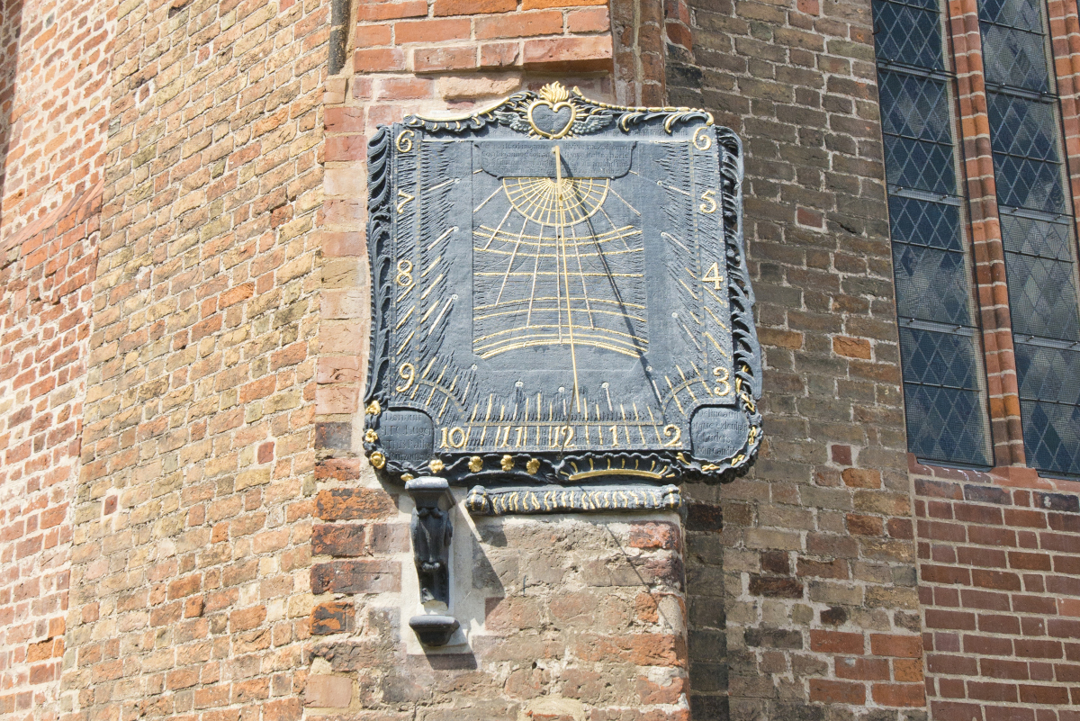 Stiftskirche Bützow, Lüders-Karsten‘sche Sonnenuhr