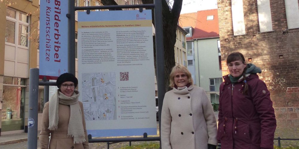 Erste Backsteingotik-Info-Tafeln vor Frankfurts Marienkirche