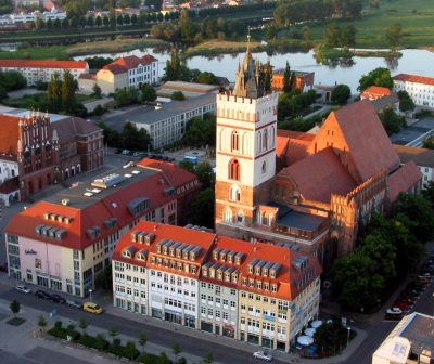 Marienkirche, von oben, und Rathaus (links), Frankfurt (Oder)