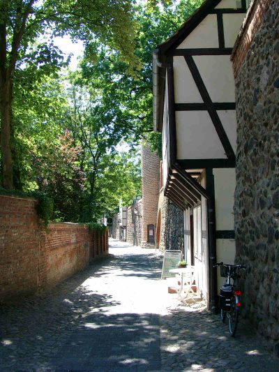 Wiekhaus, Fachwerkhäuser und hinten Fangelturm, Neubrandenburg